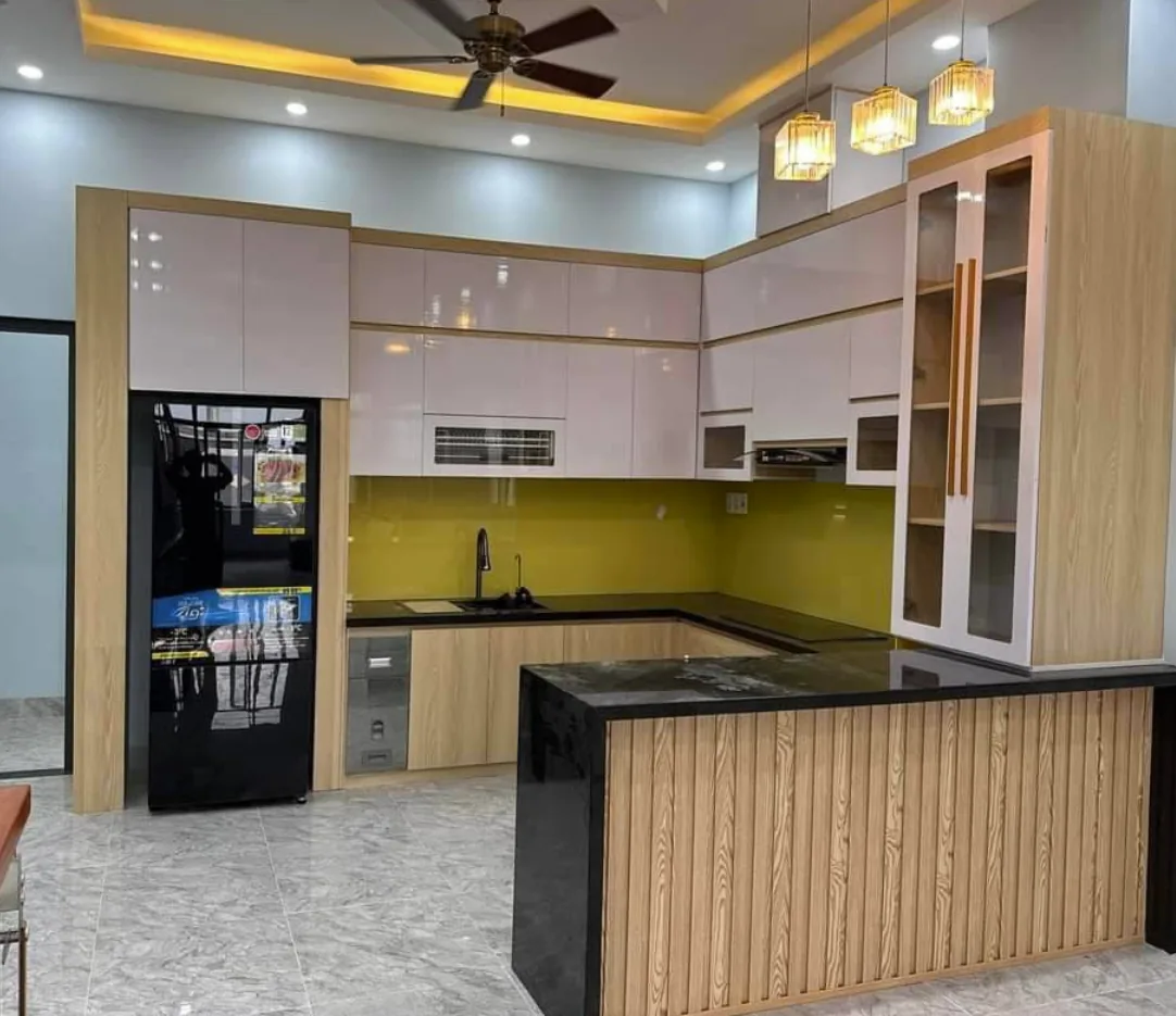 Tủ bếp nhựa chữ L kết hợp đảo bếp do Nội thất Thiên An thi công