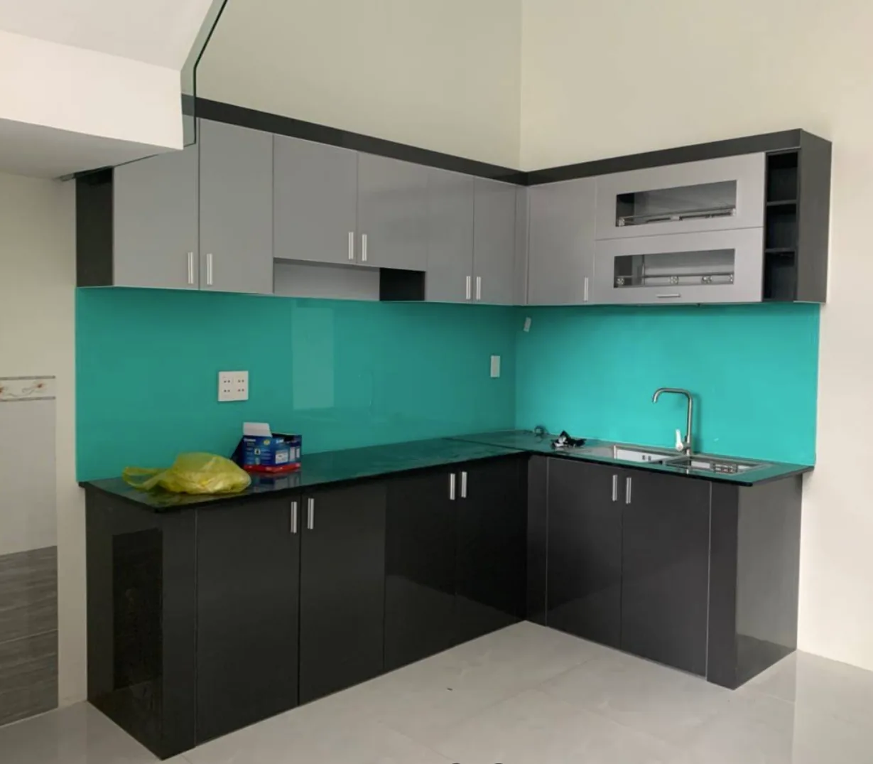 Tủ bếp nhựa đen xám kính ốp xanh