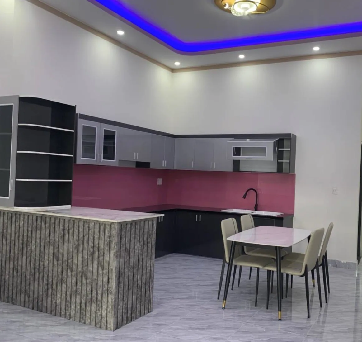Tủ bếp nhựa phối bàn đảo và bàn ăn