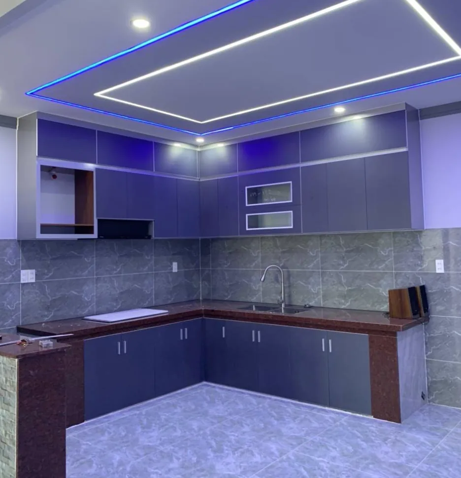 Tủ bếp chữ L thực tế với trần đèn led