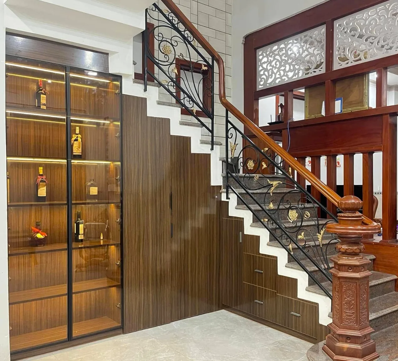 Tủ gầm cầu thang kết hợp tủ trưng bày thực tế